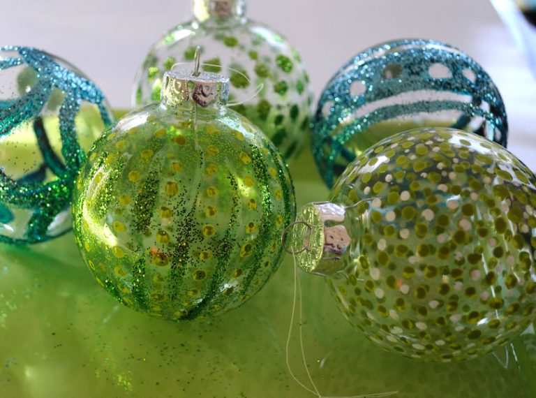 DIY Christmas Ornament Tutorial – Glitter!