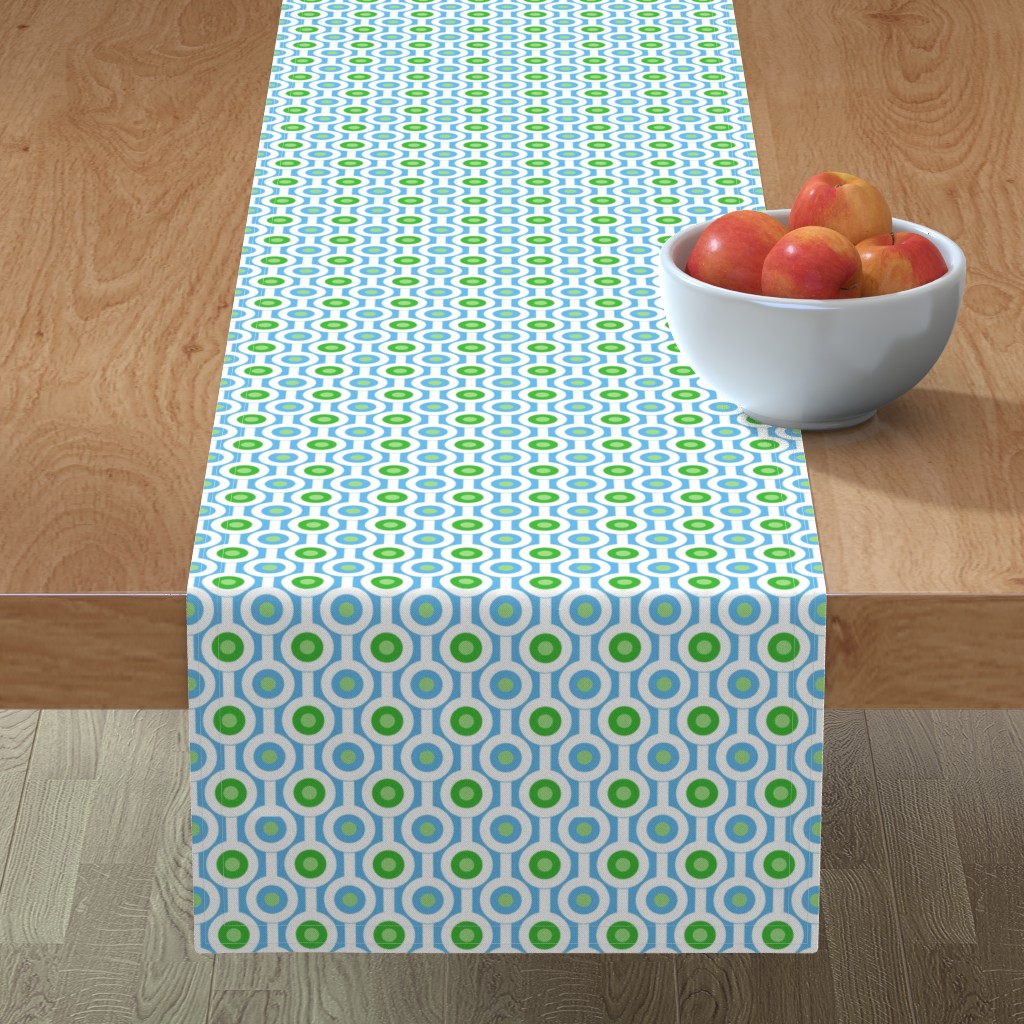 green circle table runner