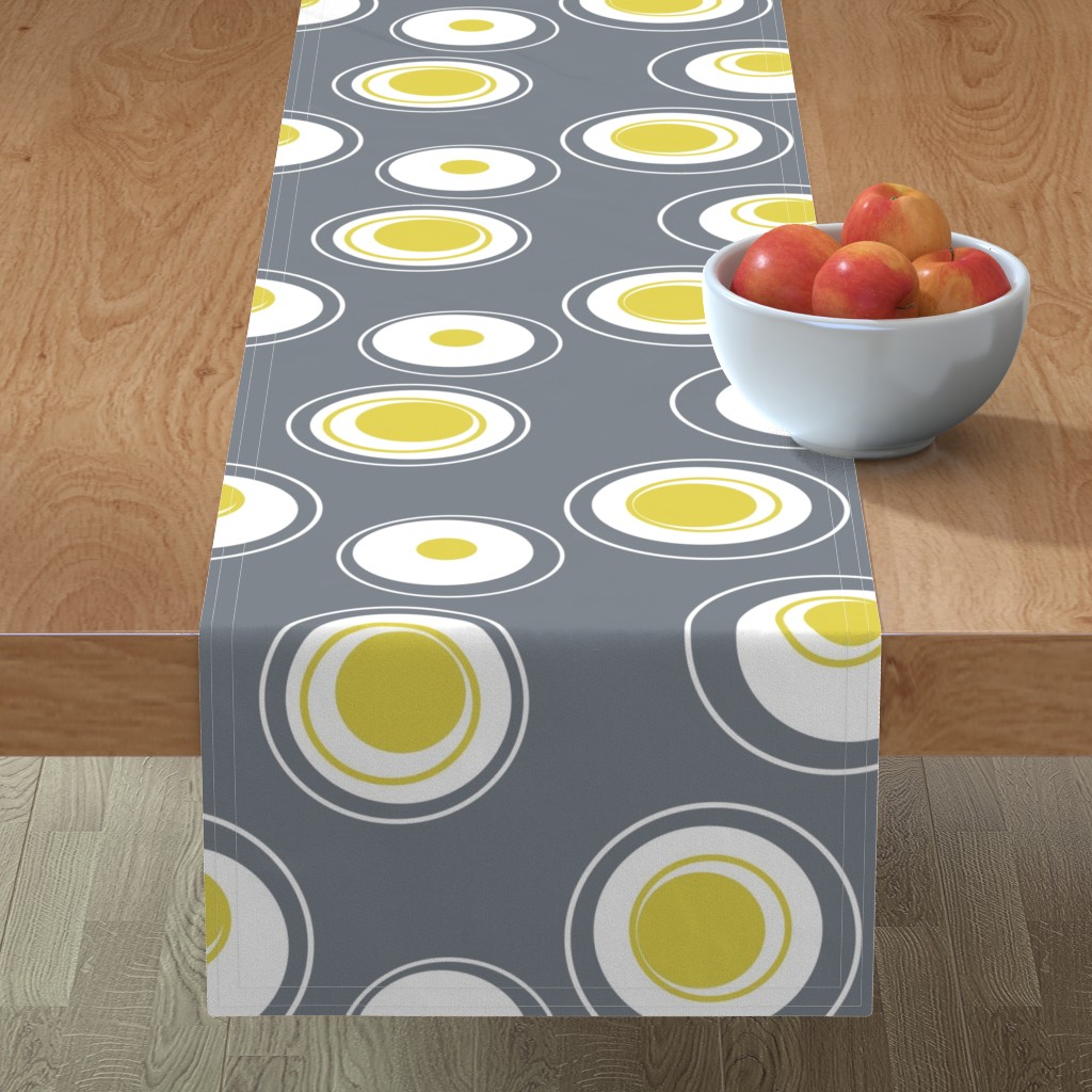 Tabble runner contemporary circle